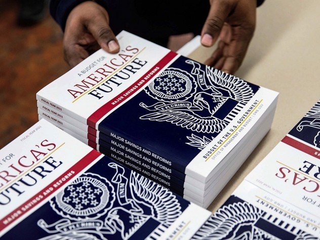 Photograph of copies of the federal budget fiscal year 2021
