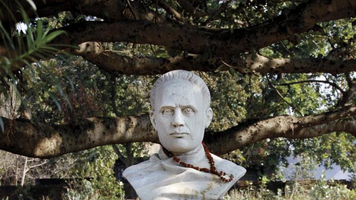 The inscription below this bust of Vidyasagar quotes Rabindranath Tagore: &ldquo;The chief glories of [his] character were neither his compassion nor his learning, but his invincible manliness and imperishable humanity.&rdquo; The presence of a garland speaks to the reverence many still feel for the man.