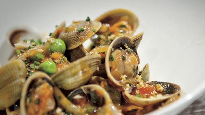Fusilli with clams and fresh peas